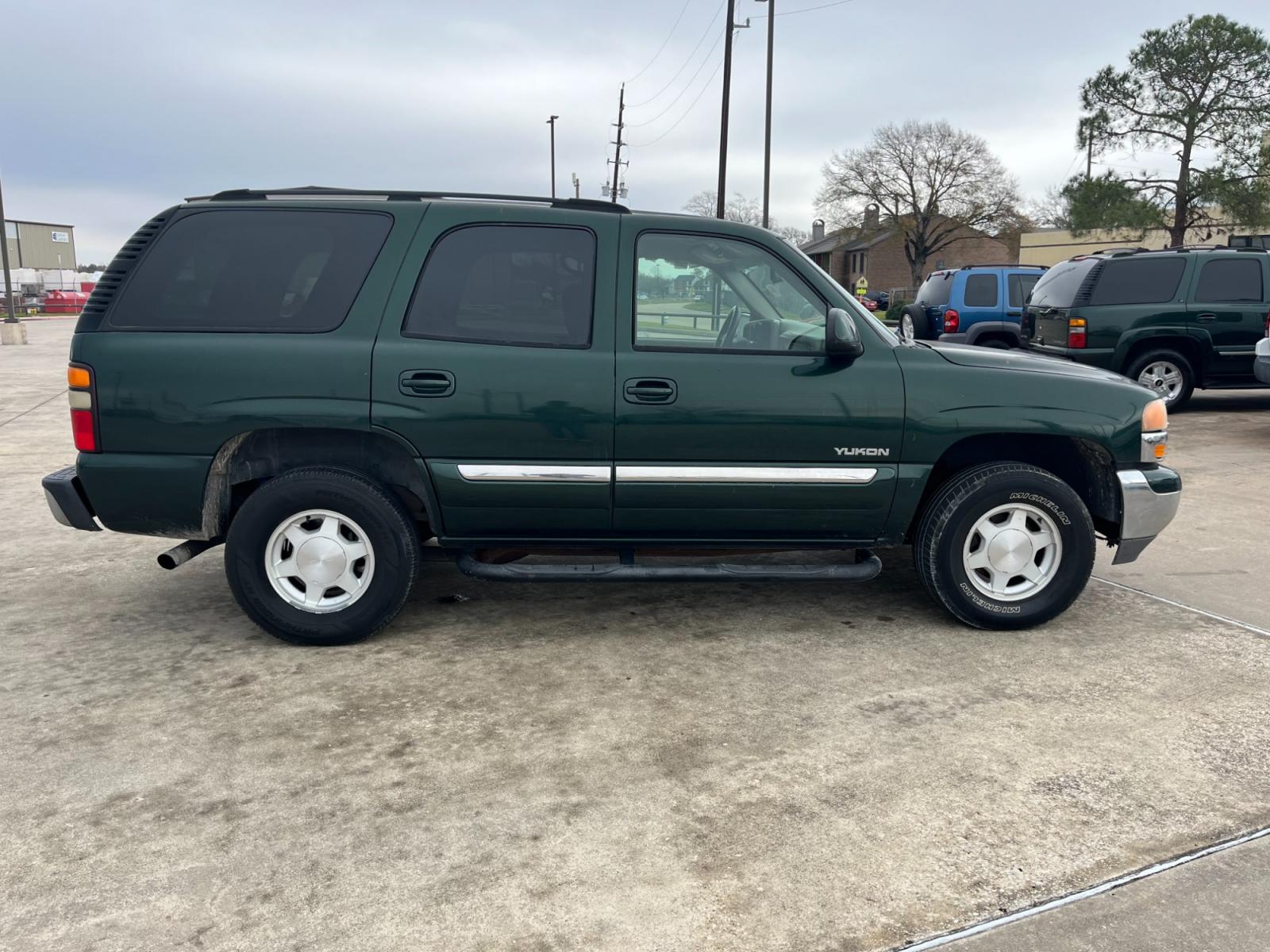 2004 green /TAN GMC Yukon 2WD (1GKEC13V94R) with an 4.8L V8 OHV 16V engine, 4-Speed Automatic Overdrive transmission, located at 14700 Tomball Parkway 249, Houston, TX, 77086, (281) 444-2200, 29.928619, -95.504074 - Photo #7